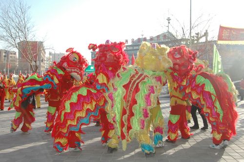 酒泉市2011年元宵節(jié)社火匯演期間，部分社火隊來公司拜年