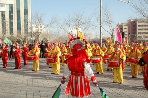 酒泉市2011年元宵節(jié)社火匯演期間，部分社火隊來公司拜年