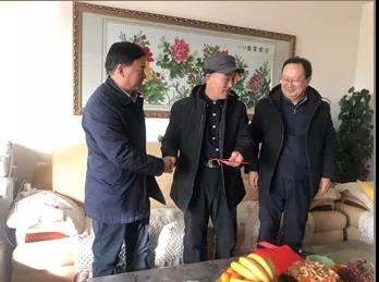 敦煌種業(yè)領(lǐng)導(dǎo)看望慰問公司老干部、老黨員及困難黨員職工