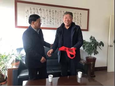 敦煌種業(yè)領(lǐng)導(dǎo)看望慰問公司老干部、老黨員及困難黨員職工