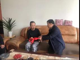 敦煌種業(yè)領(lǐng)導(dǎo)看望慰問公司老干部、老黨員及困難黨員職工
