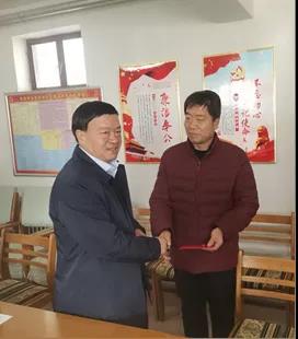 敦煌種業(yè)領(lǐng)導(dǎo)看望慰問公司老干部、老黨員及困難黨員職工