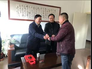 敦煌種業(yè)領(lǐng)導(dǎo)看望慰問公司老干部、老黨員及困難黨員職工